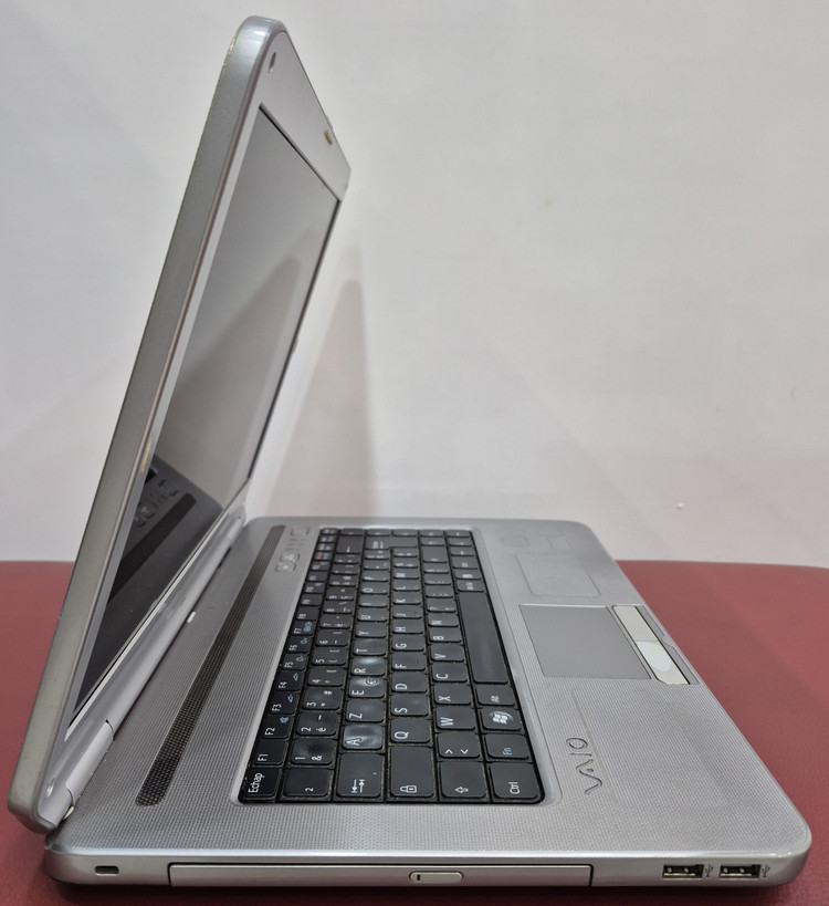 لپتاپ استوک سونی مدل SONY NR21Z /CORE 2 DUO T8100/RAM 3 GB/HDD 240 GB/15 INCH