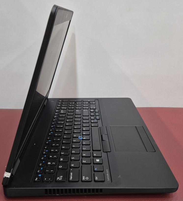لپتاپ استوک دل نسل 6 مدل DELL 5570/CPU CORi5 6200U/RAM 8 GB /SSD 256 GB /15.6 INCH