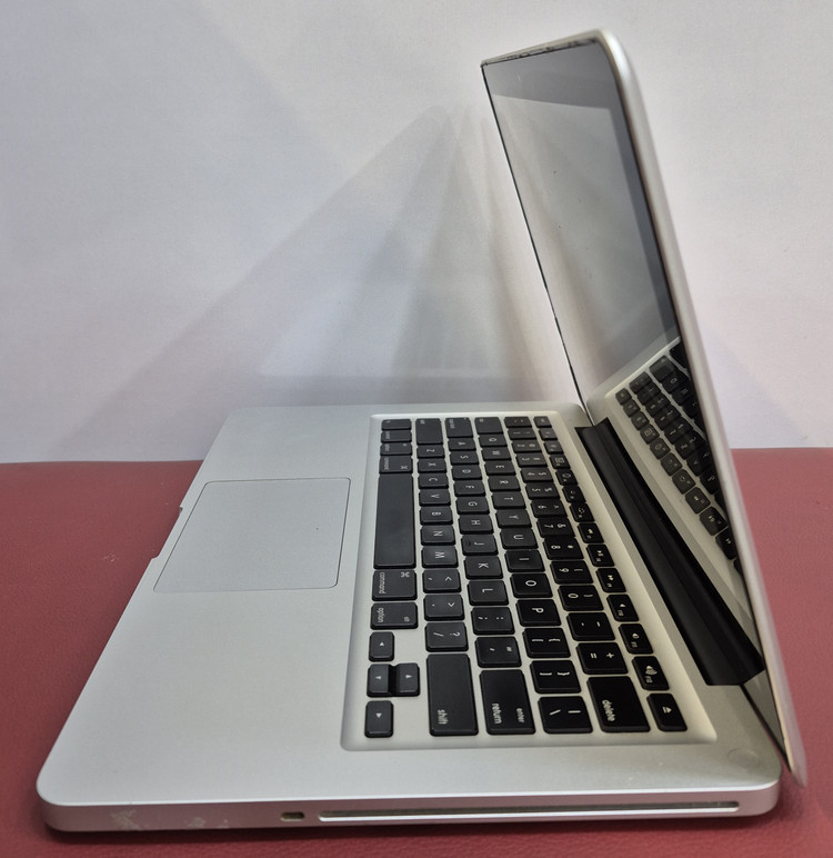 لپتاپ استوک اپل مدل MACBOOK PRO /CPU /COR 2 DUO /RAM 4 GB/HDD 160 GB /13 INCH